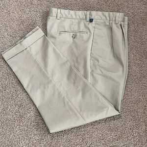 Dockers Men’s pleated khaki Classic Fit  W36 L30, very good condition